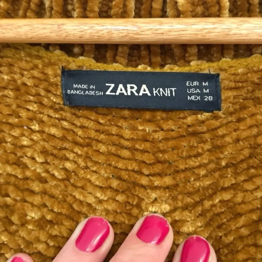 Zara Gold Oversized Chunky Knit Long Sleeve V Neck Sweater, Size Medium - Picture 7 of 7
